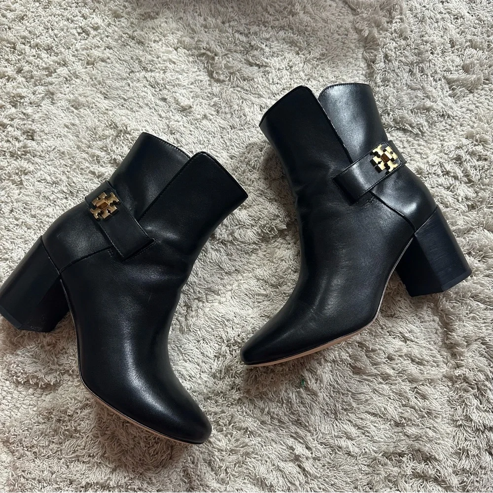Tory Burch Kira Black Leather Ankle Boots 7 gold logo ankle short heeled